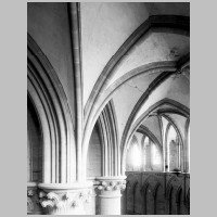 Intérieur, chapiteaux des colonnes doubles du déambulatoire à décor feuillagé,  Photo by Lefèvre-Pontalis, Eugène.jpg